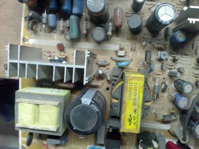 家電維修師傅們你們好,有一臺創(chuàng)維25寸高精CRT彩電指示燈不亮,電源電壓跳變不穩(wěn)定,開關變壓器噠噠